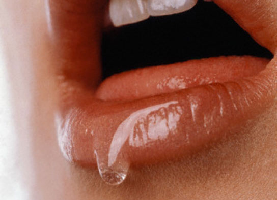 ¿La saliva sirve como lubricante íntimo?